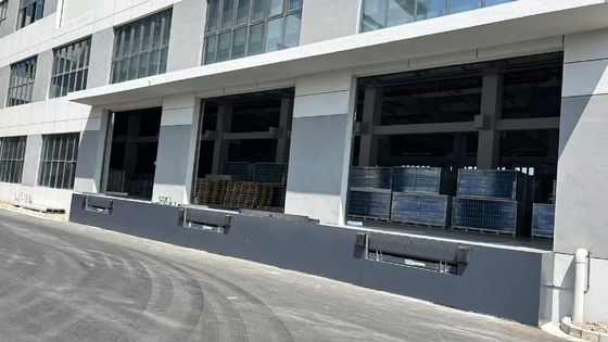 高機能テレスコピックドックレベラー：正確なリップ位置決めと高度な物流センター向け